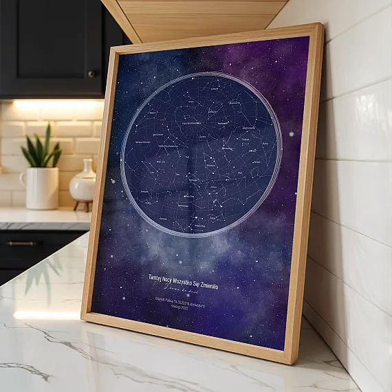 Kolorowa personalizowana mapa nieba w drewnianej ramie ustawiona na kuchennym blacie