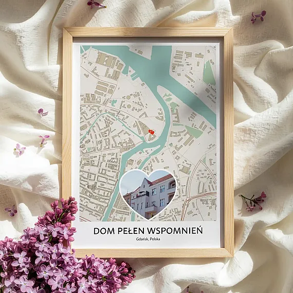 Personalizowana mapa miasta w drewnianej ramie otoczona kwiatami na jasnym materiale