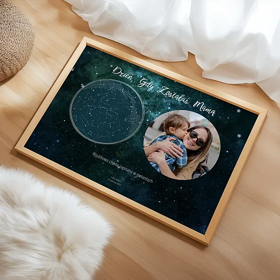 Plakat dla mamy z mapą nieba i zdjęciem dziecka leżący na drewnianej podłodze