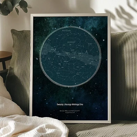 Kosmiczny plakat z mapą gwiazd ustawiony na sofie pomiędzy poduszkami