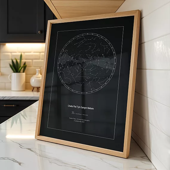 Plakat z mapą nieba na blacie w jasnej kuchni