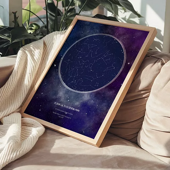 Affiche carte du ciel personnalisée posée sur un canapé, créée pour célébrer le jour où tu es devenu mon papa.