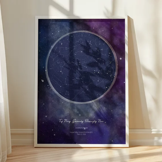Personalizowana Mapa Gwiazd w białej ramie, przedstawiająca układ nocnego nieba na tle galaktyki.