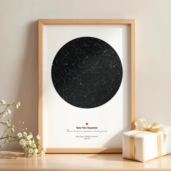 Personalizowana Mapa Gwiazd w drewnianej ramie, pokazująca układ nocnego nieba z wybranej daty i miejsca, ustawiona obok prezentu i kwiatów.