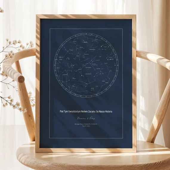 Personalizowana Mapa Gwiazd na granatowym plakacie w drewnianej ramie, przedstawiająca układ konstelacji z wybranej daty i miejsca.