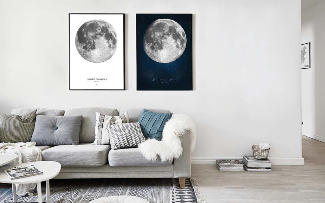 Deux affiches de lune sur le mur d'un appartement minimaliste et lumineux