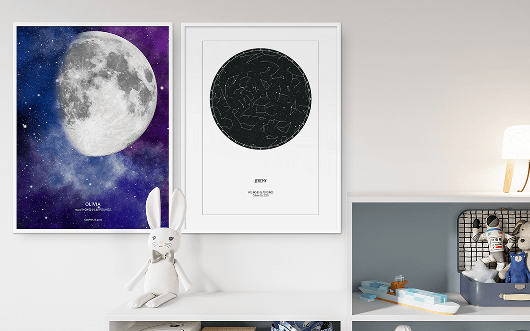 O mapa estelar e o pôster de fase da lua ficam lindos um ao lado do outro em um berçário. 
