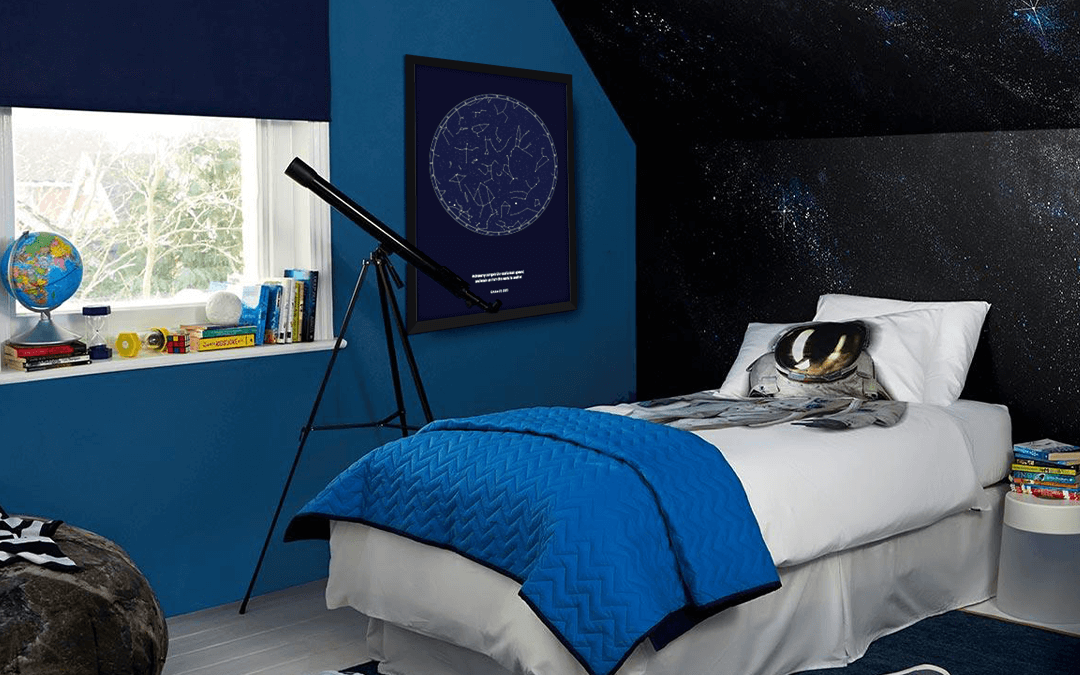 Affiche d'une carte des étoiles dans une chambre d'enfant