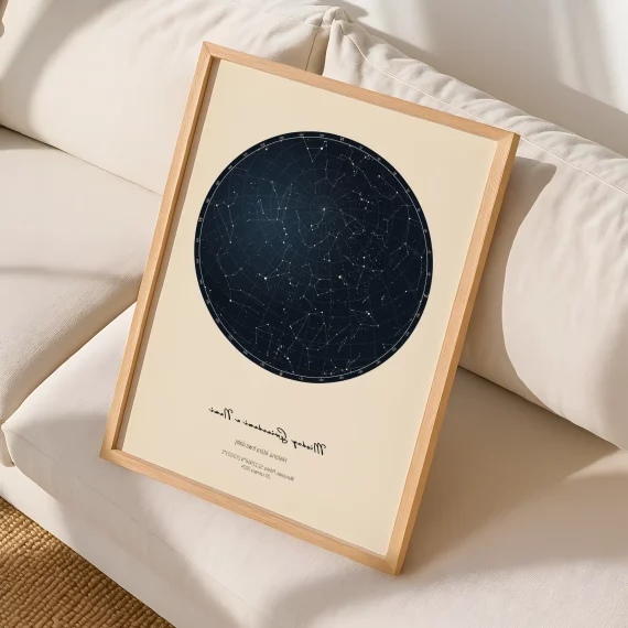 Minimalistyczna personalizowana mapa nieba w drewnianej ramie oparta na jasnej kanapie