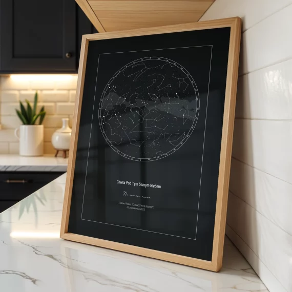 Plakat z mapą nieba na blacie w jasnej kuchni