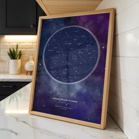 Kolorowa personalizowana mapa nieba w drewnianej ramie ustawiona na kuchennym blacie