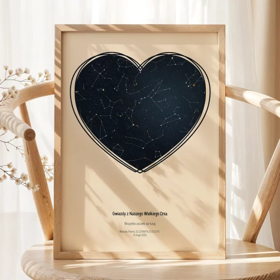 Plakat z mapą gwiazd w kształcie serca ustawiony na drewnianym krześle