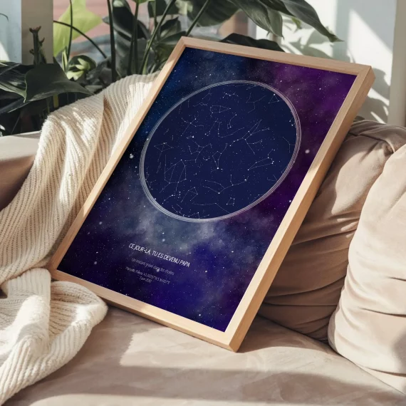 Affiche carte du ciel personnalisée posée sur un canapé, créée pour célébrer le jour où tu es devenu mon papa.