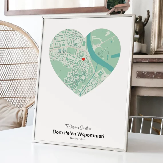 Mapa miasta w kształcie serca w srebrnej ramie ustawiona na stole w jasnym wnętrzu