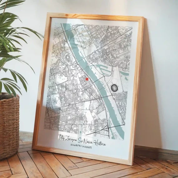 Personalizowana mapa miasta w drewnianej ramie oparta o ścianę obok rośliny