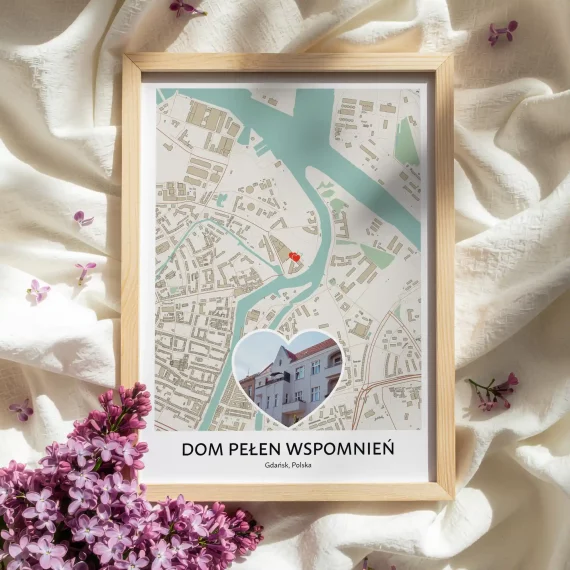 Personalizowana mapa miasta w drewnianej ramie otoczona kwiatami na jasnym materiale