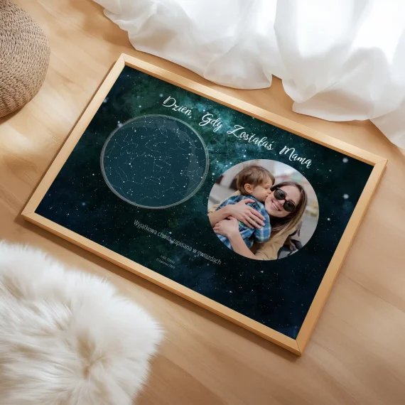 Plakat dla mamy z mapą nieba i zdjęciem dziecka leżący na drewnianej podłodze