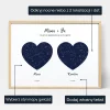 Personalizowany plakat z dwiema mapami gwiazd w kształcie serca, z opisami wskazującymi możliwość wyboru stylu mapy, dodania własnego tekstu oraz ustawienia dwóch lokalizacji i dat.