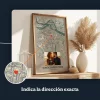 Póster personalizado con mapa de la ciudad en un marco de madera, con un corazón que marca la dirección exacta y una foto de pareja.