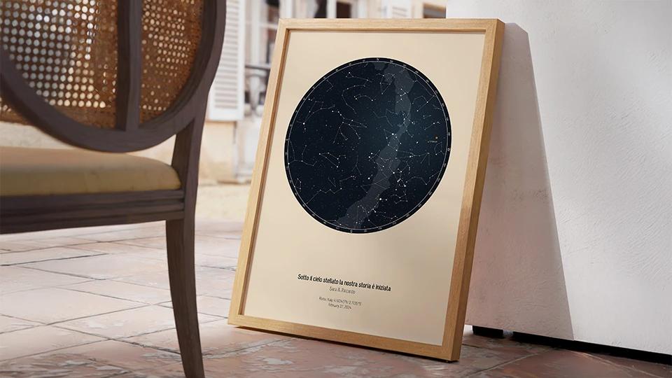 Poster mappa stellare con costellazioni su sfondo scuro in cornice legno, decorazione moderna accanto a mobili in rattan