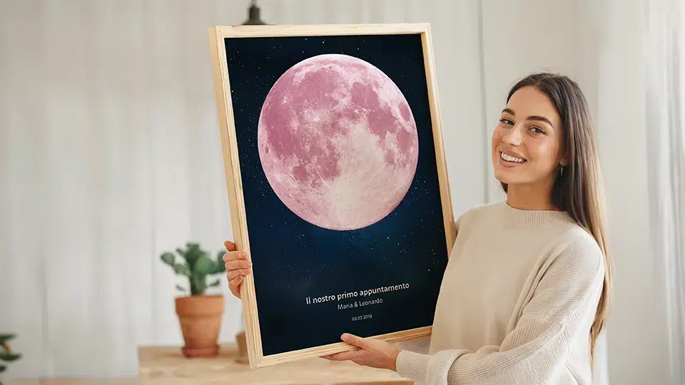 Fasi lunari poster: donna in maglione beige presenta arte personalizzata con luna piena rosa su sfondo stellato