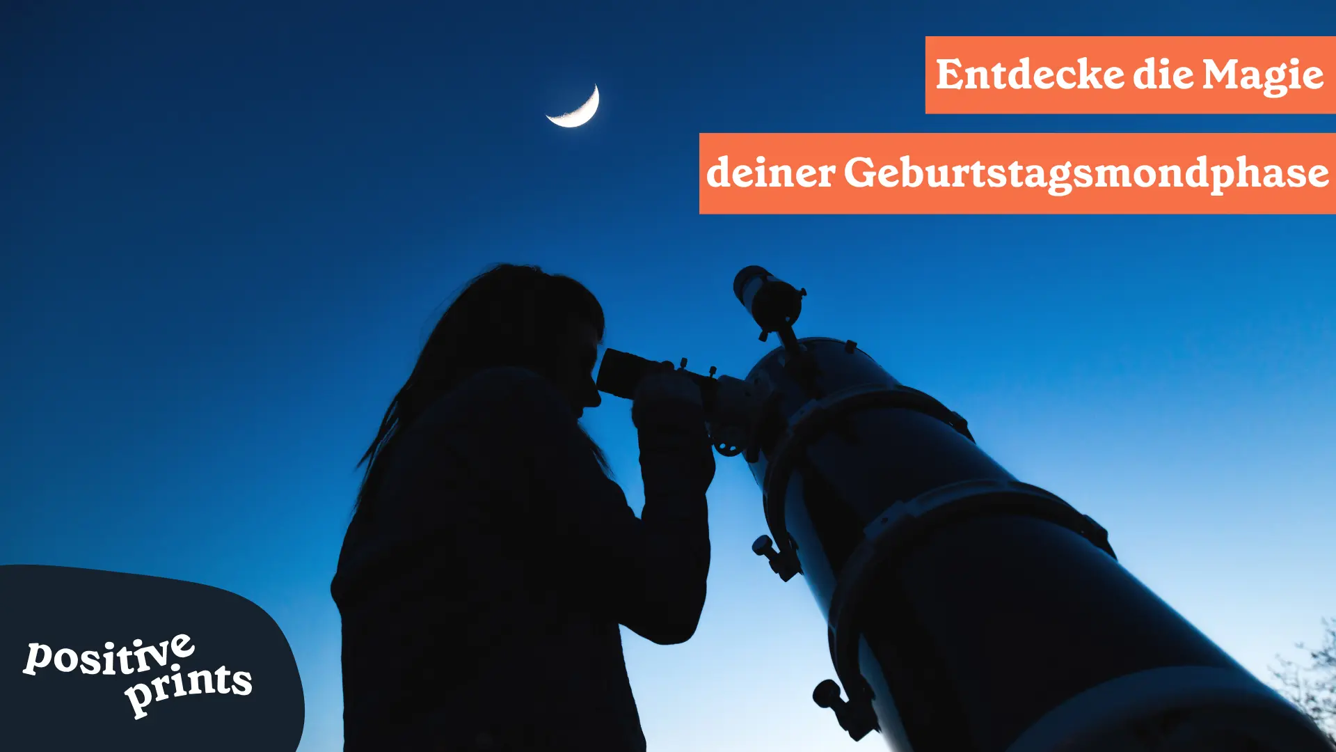 Geburtstagsmondphase Magie: Astronomin schaut durch Teleskop zur Mondsichel am blauen Nachthimmel