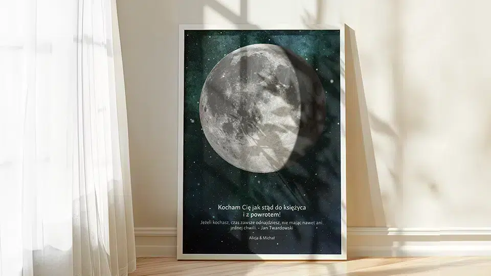 Zrozumieć fazy księżyca: plakat personalny z księżycem w pełni i cytatem miłosnym "Kocham Cię jak stąd do księżyca i z powrotem" przy oknie