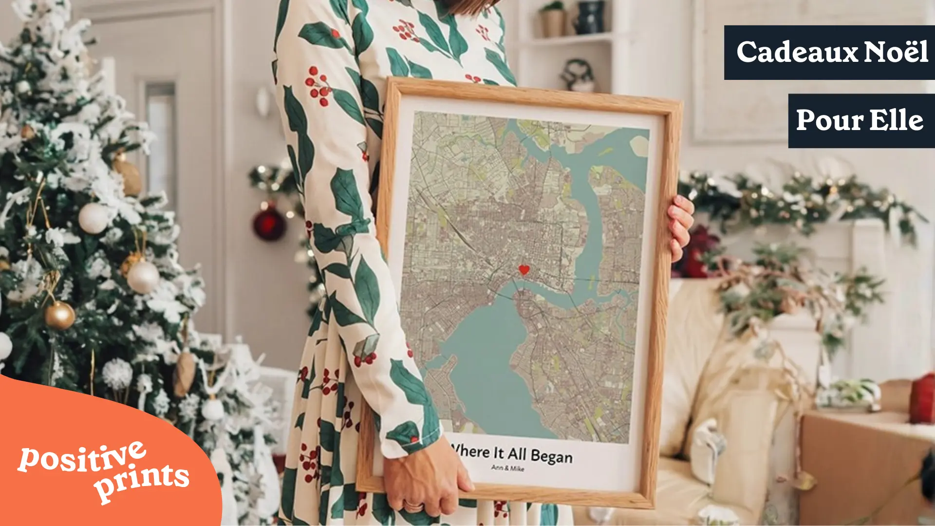 Cadeaux Noël pour elle femme tenant carte Where It All Began personnalisée avec sapin décoré et logo Positive Prints