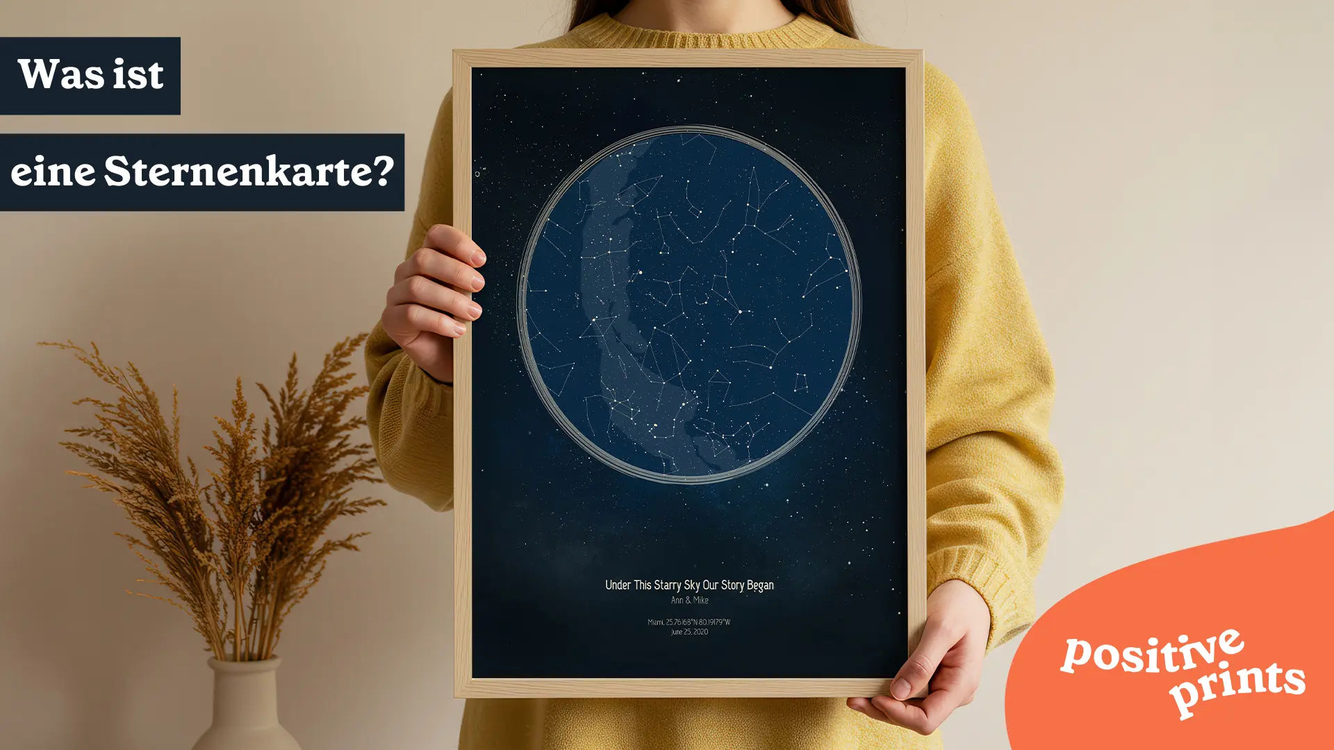 Was ist eine Sternenkarte: Frau in gelbem Pullover zeigt personalisierte Sternkarte "Under This Starry Sky" von Positive Prints