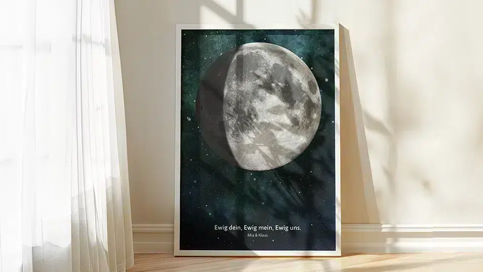 Mondphasen verstehen: personalisiertes Mond-Poster "Ewig dein, Ewig mein, Ewig uns" mit realistischem Vollmond bei Fenster