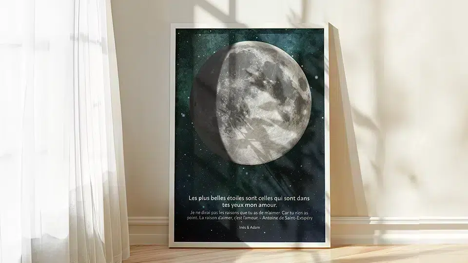 Phases de la Lune signification : affiche lunaire "Les plus belles étoiles sont celles qui sont dans tes yeux" appuyée contre fenêtre