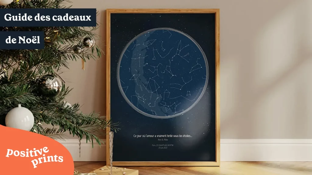 Cadeaux de Noël qui ont du sens carte du ciel personnalisée Ce jour où l'amour a vraiment brillé Ann Mike devant sapin