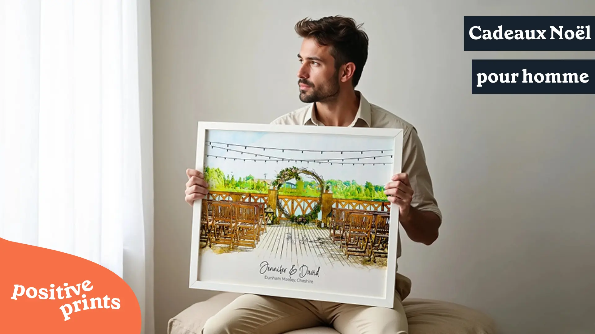 Cadeaux de Noël personnalisés pour homme homme tenant affiche aquarelle lieu mariage Jennifer David avec logo Positive Prints