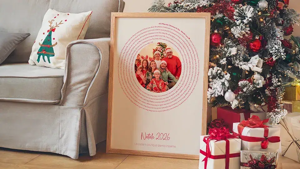 Regali di Natale personalizzati per lui poster testo canzone circolare Natale 2026 foto famiglia albero decorato regali.