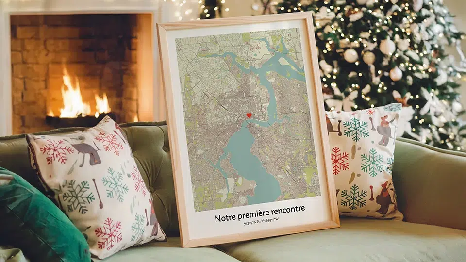 Cadeaux de Noël qui ont du sens carte de ville personnalisée Notre première rencontre encadrée sur canapé devant sapin