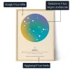 Personalizowany plakat znak zodiaku Bliźnięta w drewnianej ramie z niebiesko-żółtą aurą, konstelacją i opcjami personalizacji.