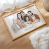 Retrato familiar personalizado enmarcado sobre una superficie de madera, con una ilustración de varias generaciones de una familia y el texto “La Familia Garcia”. - Retrato Familiar a Distancia