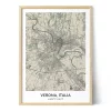 Mappa personalizzata di Verona, Italia, in una cornice di legno chiaro, con strade dettagliate, il fiume Adige e coordinate geografiche.