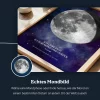 Personalisiertes Mondphasen-Poster mit realistischem Mondbild für ein ausgewähltes Datum und einen Ort, mit Sternenhintergrund und eigenem Text.
