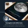 Poster personalizzato della fase lunare con un’immagine realistica della Luna per una data e un luogo scelti, con sfondo stellato e testo personalizzato.